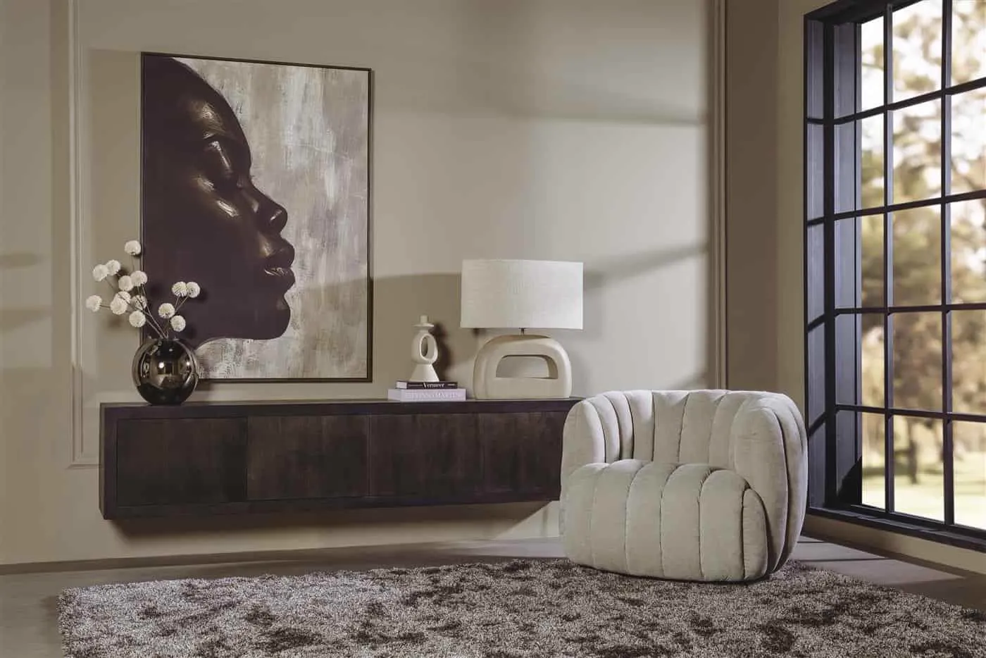 Das Mincio TV-Möbel hängend 220 cm in einem stimmungsvollen Wohnzimmer mit Kunst und Sessel - Tower Living