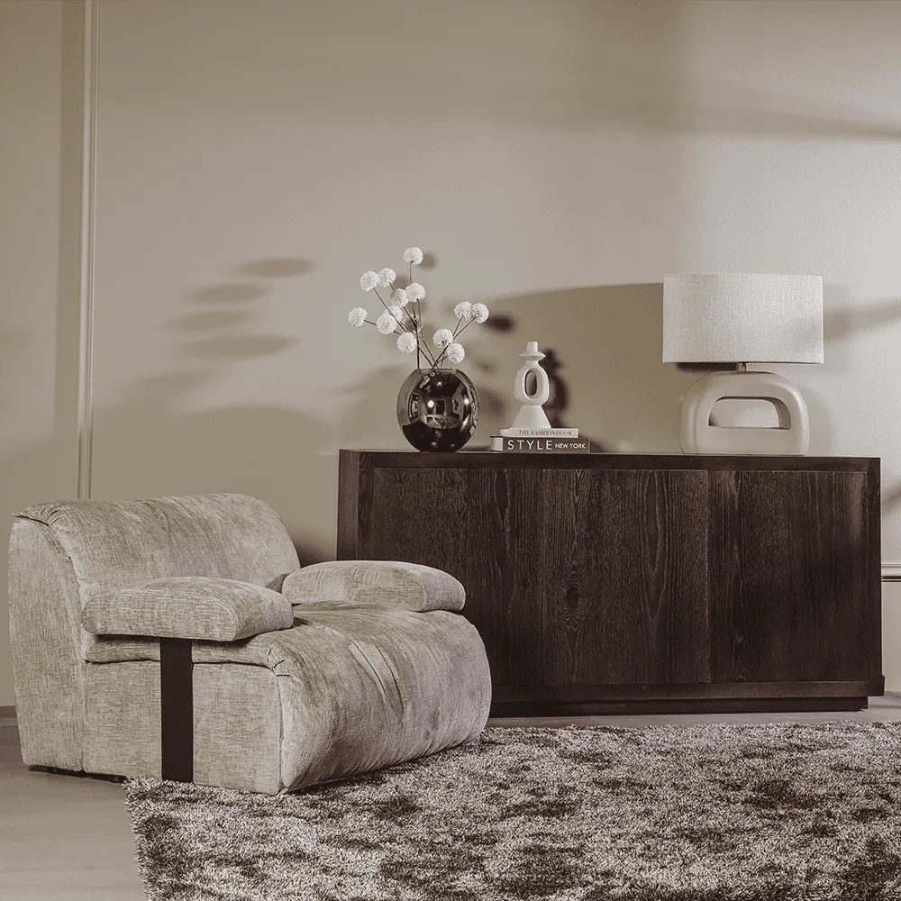 Mincio Sideboard 176 cm in einem stimmungsvollen Wohnzimmer mit Sessel und Teppich - Tower Living