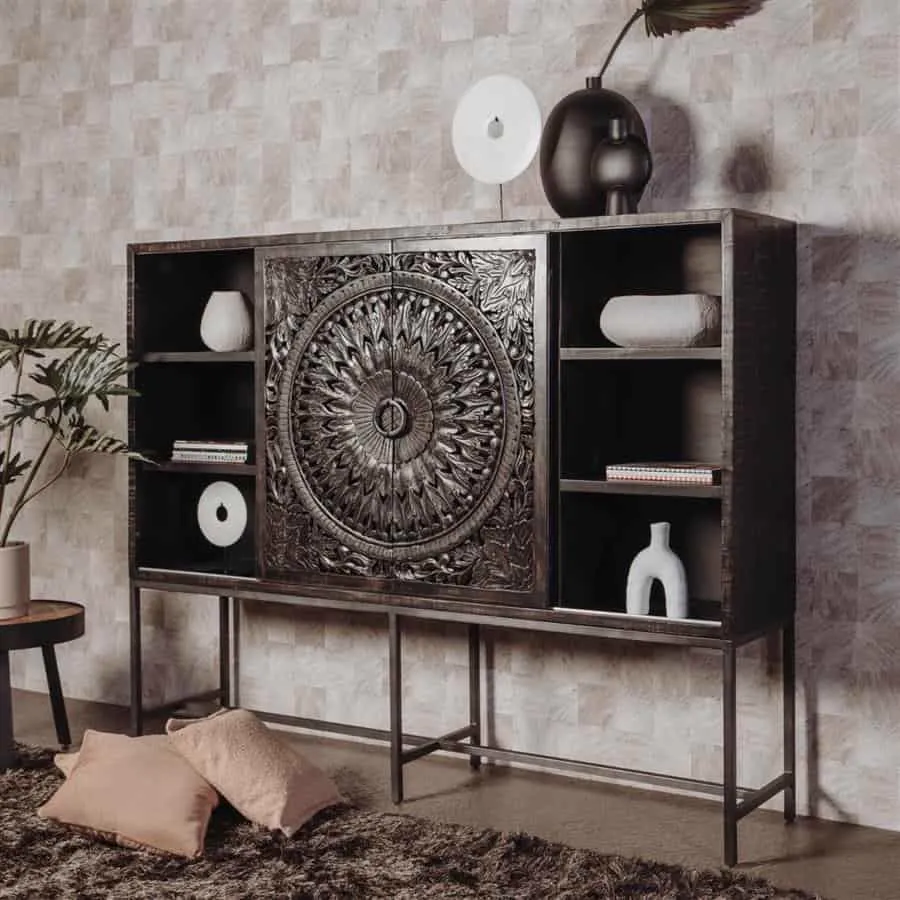 Der Casina Schrank 200 cm in einem gemütlichen Wohnzimmer mit Dekoration und Pflanze - Tower Living