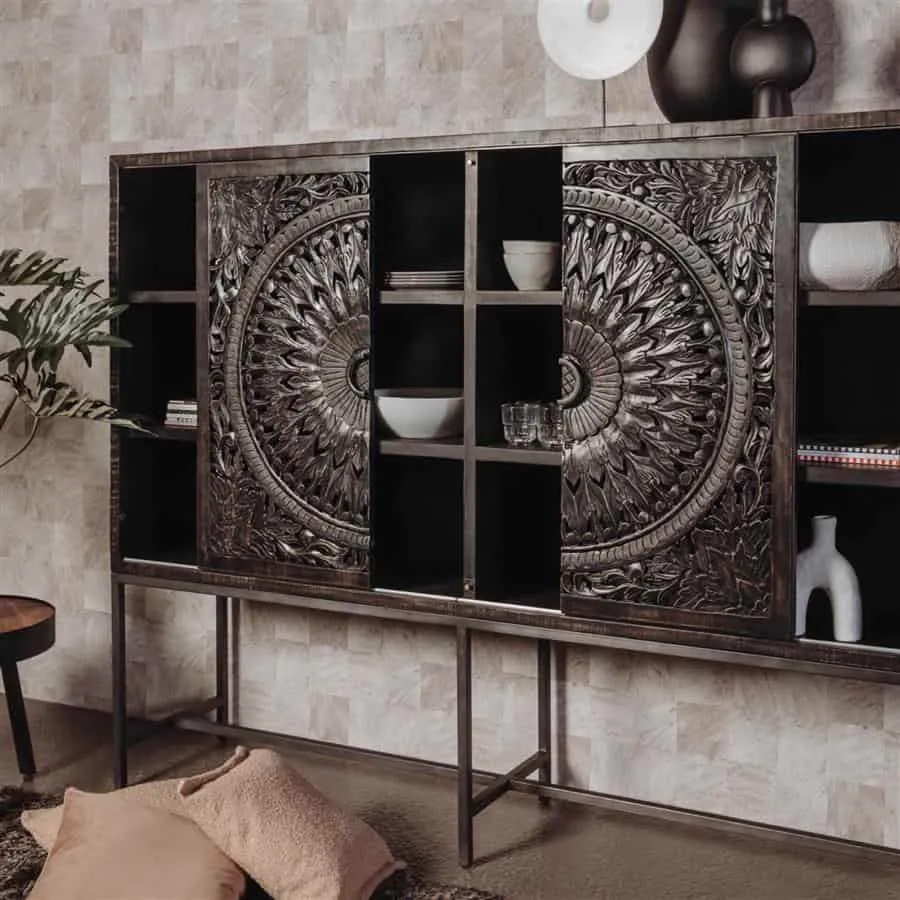 Der Casina Schrank 200 cm in einem stimmungsvollen Wohnzimmer, mit Dekoration und Kissen auf dem Boden - Tower Living