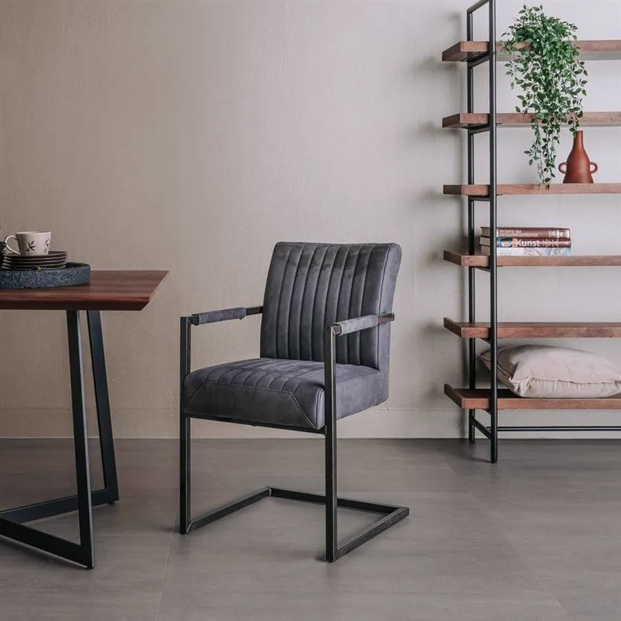 Der Ferro Armstuhl - Stoff Savannah anthracite in einem modernen Wohnzimmer mit Holztisch und Bücherregal - Tower Living