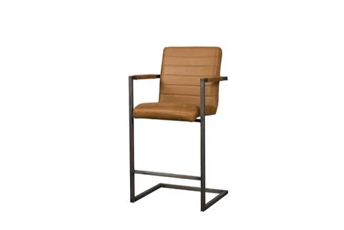 Rocca Barstoel in Bull cognac leer op een zwart metalen frame, staand op een witte achtergrond - Tower Living