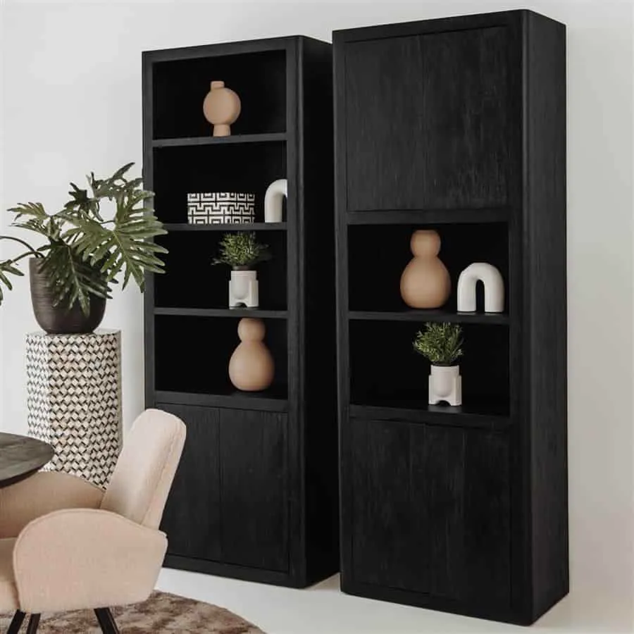 Zwei Tenna Bücherregale 80 cm in einer stilvollen Wohnzimmerumgebung mit Dekoration - Tower Living