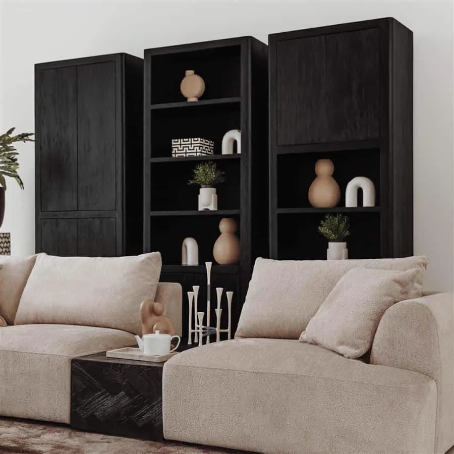 Der Tenna Aufbewahrungsschrank 80 cm steht links im Bild, als Teil einer schwarzen Schrankwand in einem Wohnzimmer - Tower Living