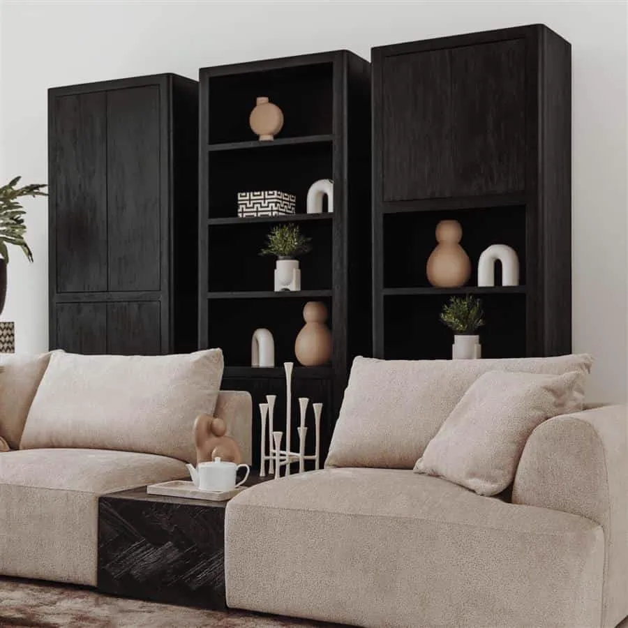 Der Tenna Aufbewahrungsschrank 80 cm in einem Wohnzimmer, umgeben von weiteren Schränken und einem Sofa - Tower Living