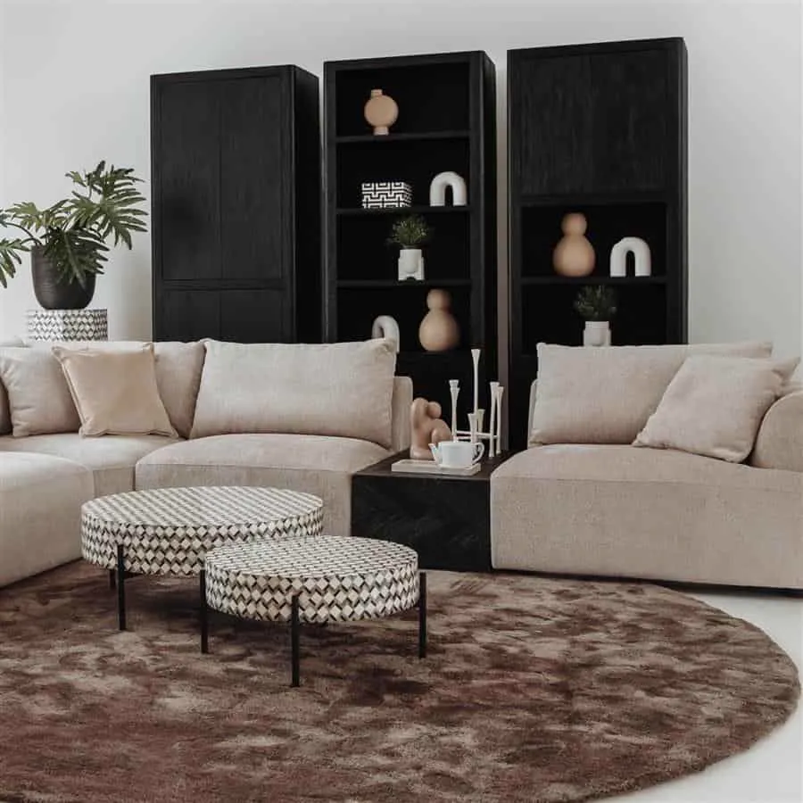 Tenna Aufbewahrungsschrank 80 cm in einem stimmungsvollen Wohnzimmer mit Sofa und Couchtischen - Tower Living