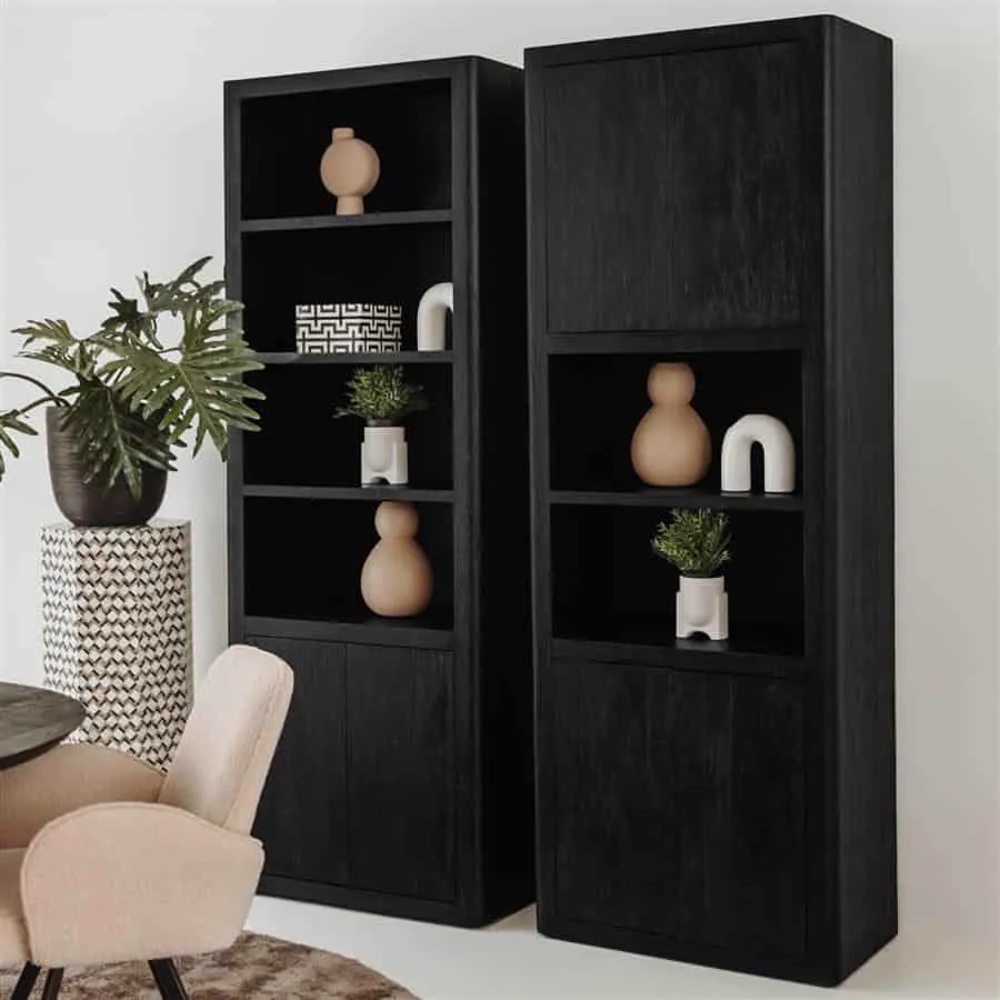 Zwei Tenna Aufbewahrungsschränke 80 cm in einem stimmungsvollen Wohnzimmer-Setting mit Pflanzen und Dekoration - Tower Living