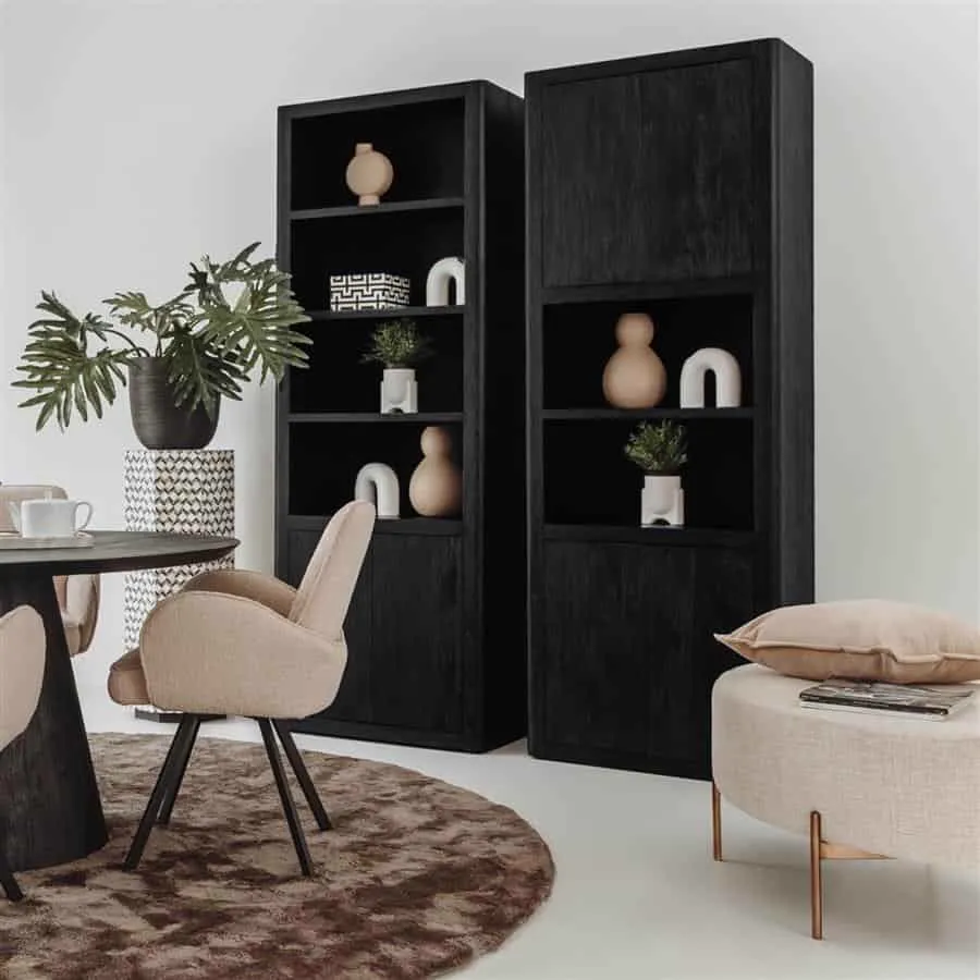 Zwei Tenna Aufbewahrungsschränke von Tower Living in einem stimmungsvollen Wohnzimmer mit rundem Tisch und Stühlen