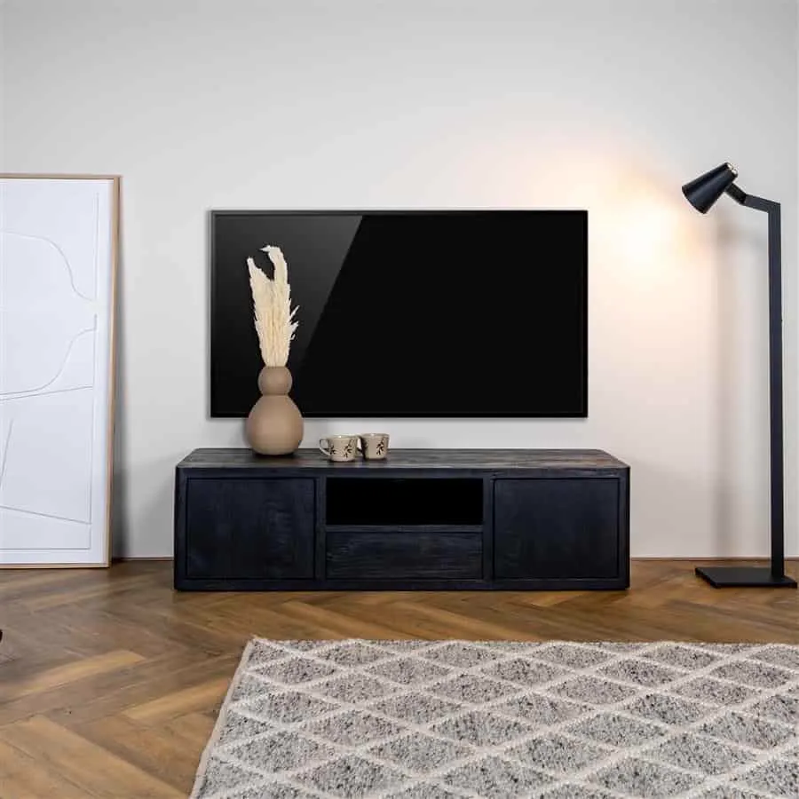 Tenna TV-Möbel 150 cm in einem stimmungsvollen Wohnzimmer mit Fernseher, Teppich und Pflanzen - Tower Living