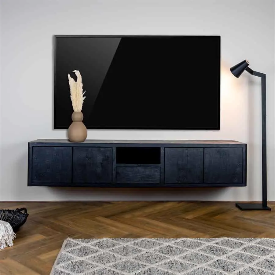 Das Tenna TV-Möbel 200 cm in einem stimmungsvollen Wohnzimmer mit Fernseher, Teppich und Lampe - Tower Living