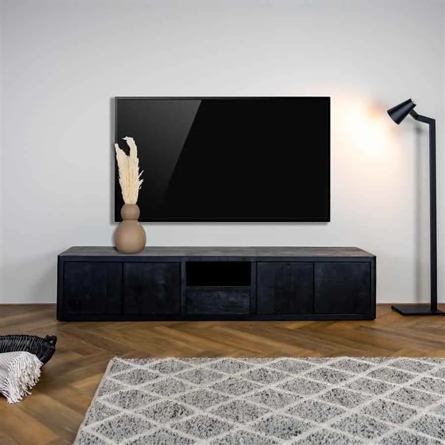 Das Tenna TV-Möbel 200 cm in einem modernen Interieur mit Fernseher und Dekoration - Tower Living