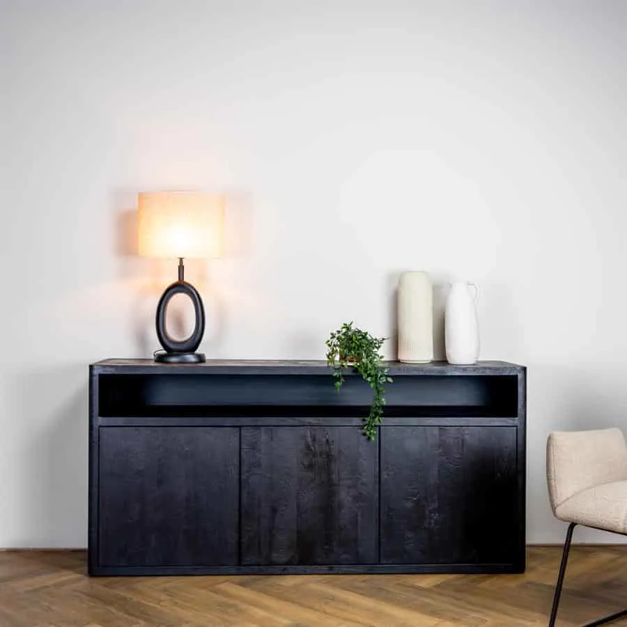 Tenna Sideboard 180 cm in einer Wohnzimmerumgebung mit einer Lampe, Pflanze und Vasen darauf - Tower Living