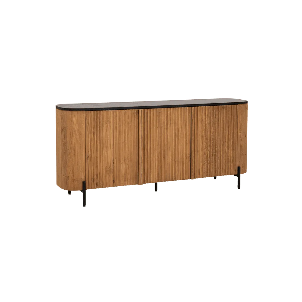 Das Palazzo Sideboard 180 cm, ein Holz-Sideboard mit geriffelten Türen und schwarzen Beinen, schräg von vorne fotografiert - Tower Living