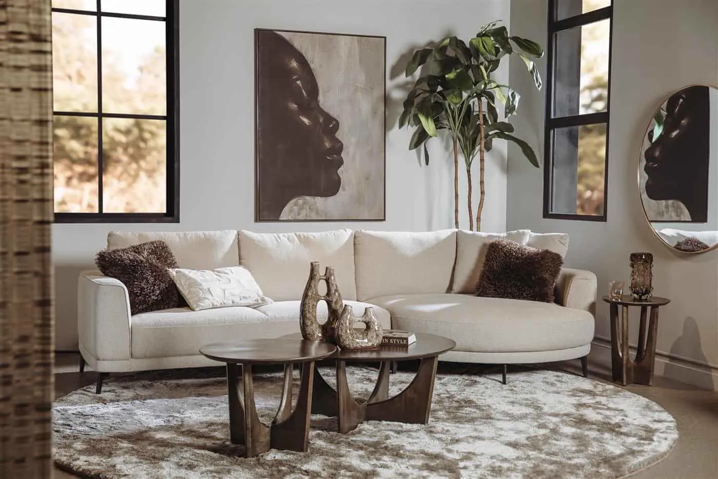 De Prescot 2 5-AR + Chaise L - Sahara 120 sand bank staat in een moderne woonkamer met een rond vloerkleed - Tower Living