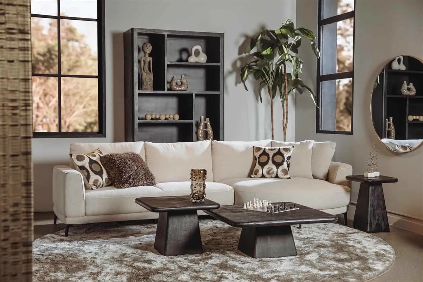 Prescot 2 5-AR + Chaise L - Sahara 120 sand in een sfeervolle woonkamer met donkere salontafels - Tower Living