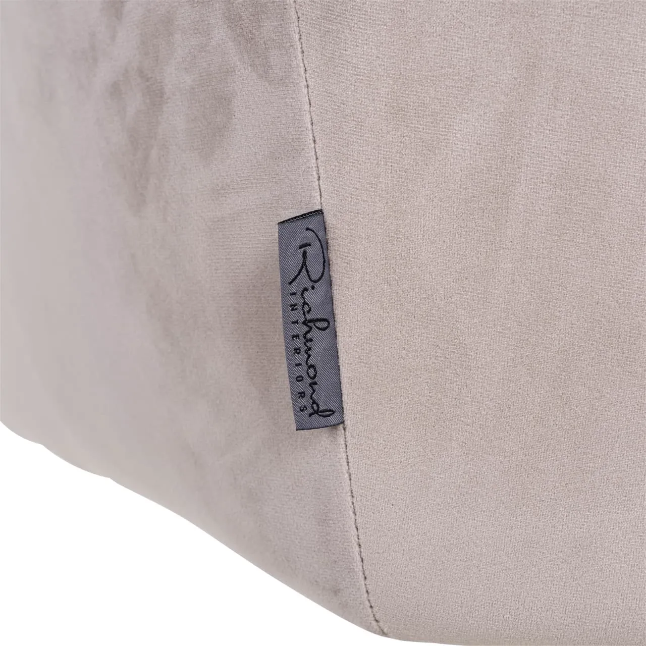 Detail des Esszimmerstuhls Aline khaki Velvet Drehstuhl feuerbeständig, mit Nahaufnahme des Markenetiketts - Richmond Interiors