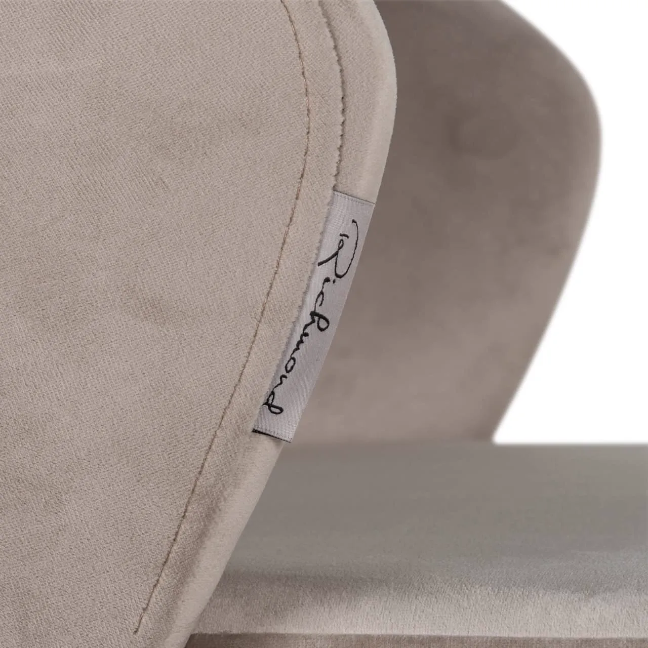 Detailaufnahme des Barhockers Savoy khaki Samt, mit Fokus auf das Etikett von Richmond Interiors