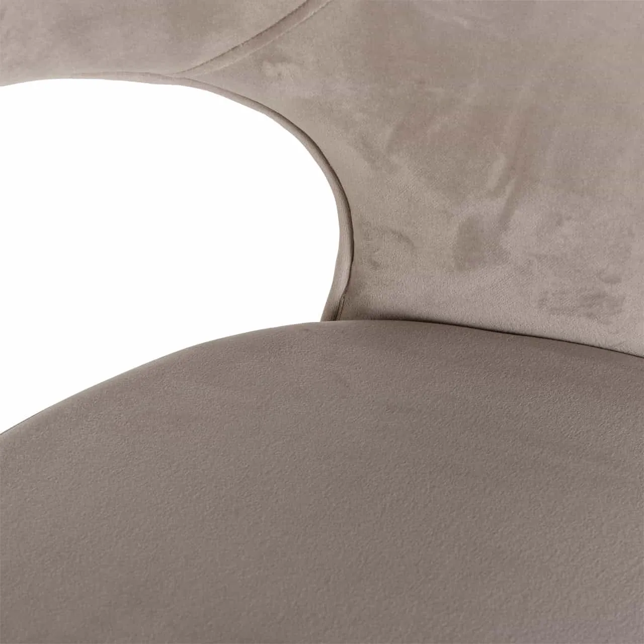 Detailaufnahme des Barhocker Savoy khaki Samt, mit Fokus auf Sitzfläche und Rückenlehne - Richmond Interiors