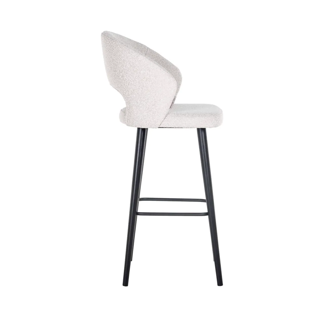 Barhocker Savoy White Bouclé von Richmond Interiors, auf weißem Hintergrund, von der Seite fotografiert