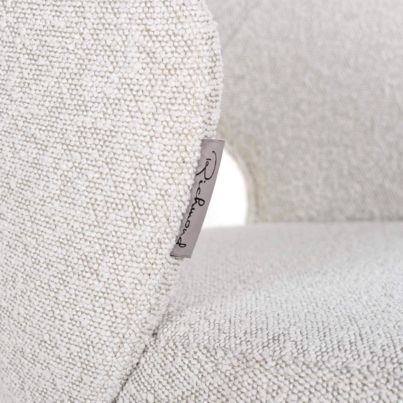 Nahaufnahme des Barhocker Savoy White Bouclé, mit Fokus auf den Bouclé-Stoff und das Richmond Interiors Etikett