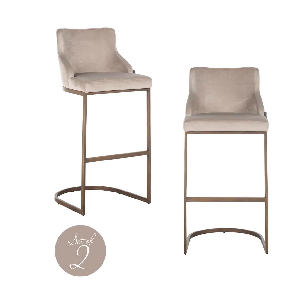 Zwei Barhocker Bolton khaki Samt gebürstetes Gold Fire Retardant auf weißem Hintergrund, aus leicht schräger Perspektive - Richmond Interiors