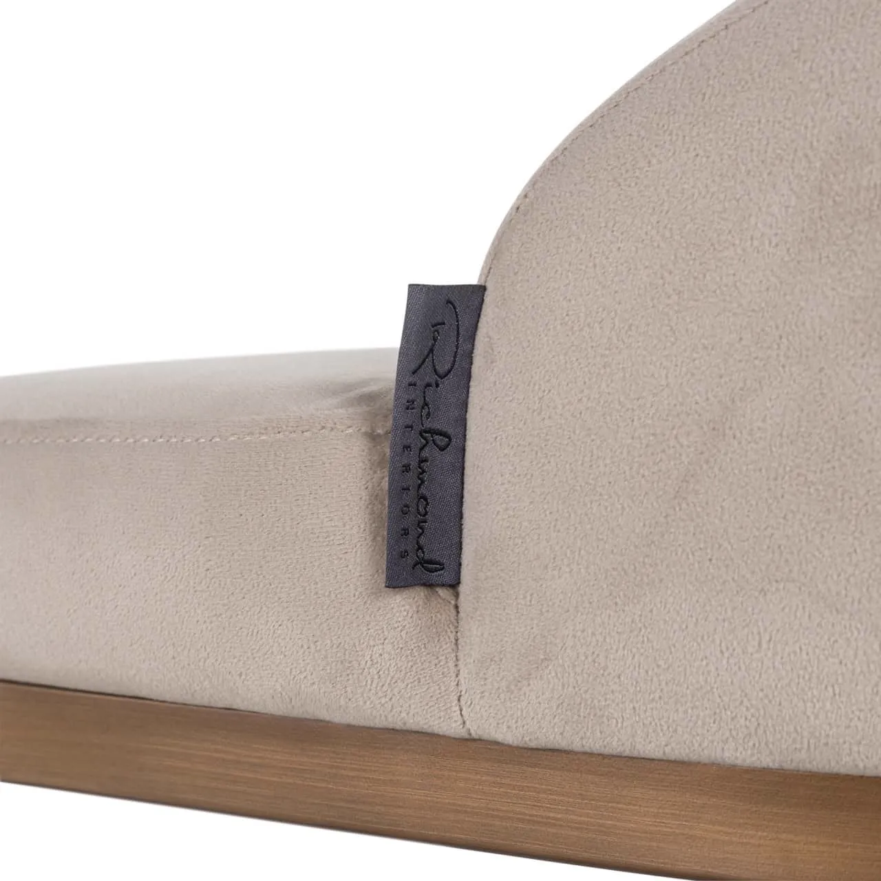 Detailaufnahme des Barhockers Bolton khaki Samt, mit sichtbarem Markenetikett und der Textur des Stoffes - Richmond Interiors