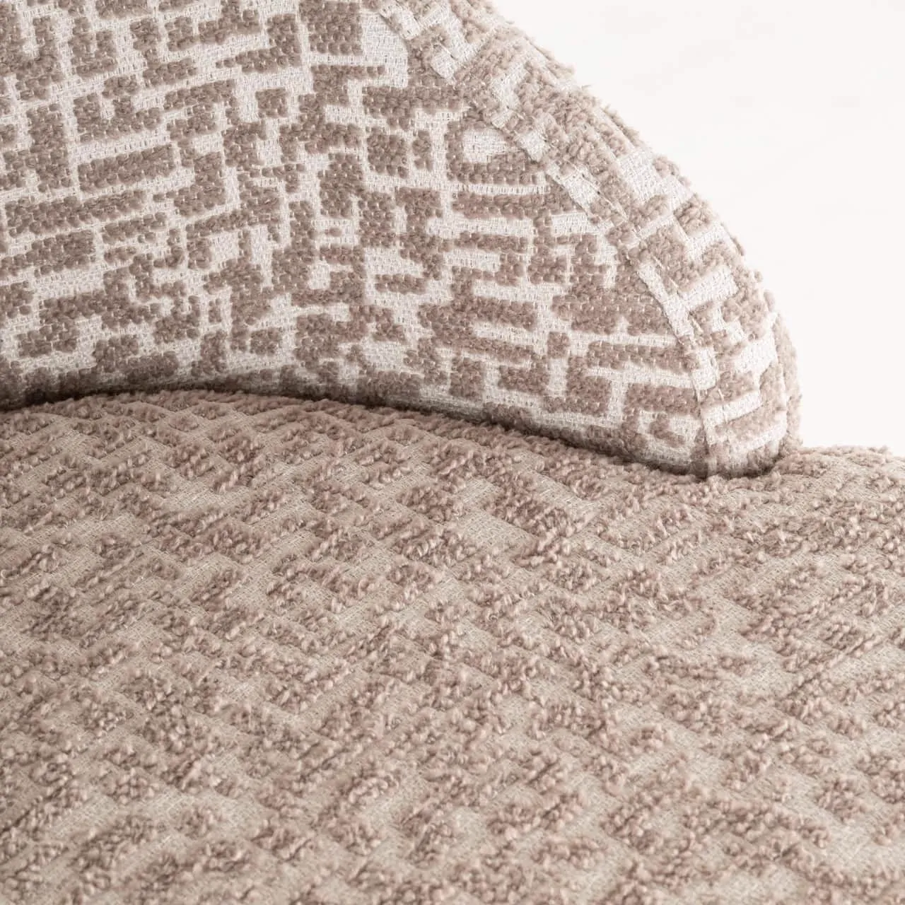 Nahaufnahme des Barhocker Bolton natural geo, mit Fokus auf die Textur und das geometrische Muster des Stoffes - Richmond Interiors