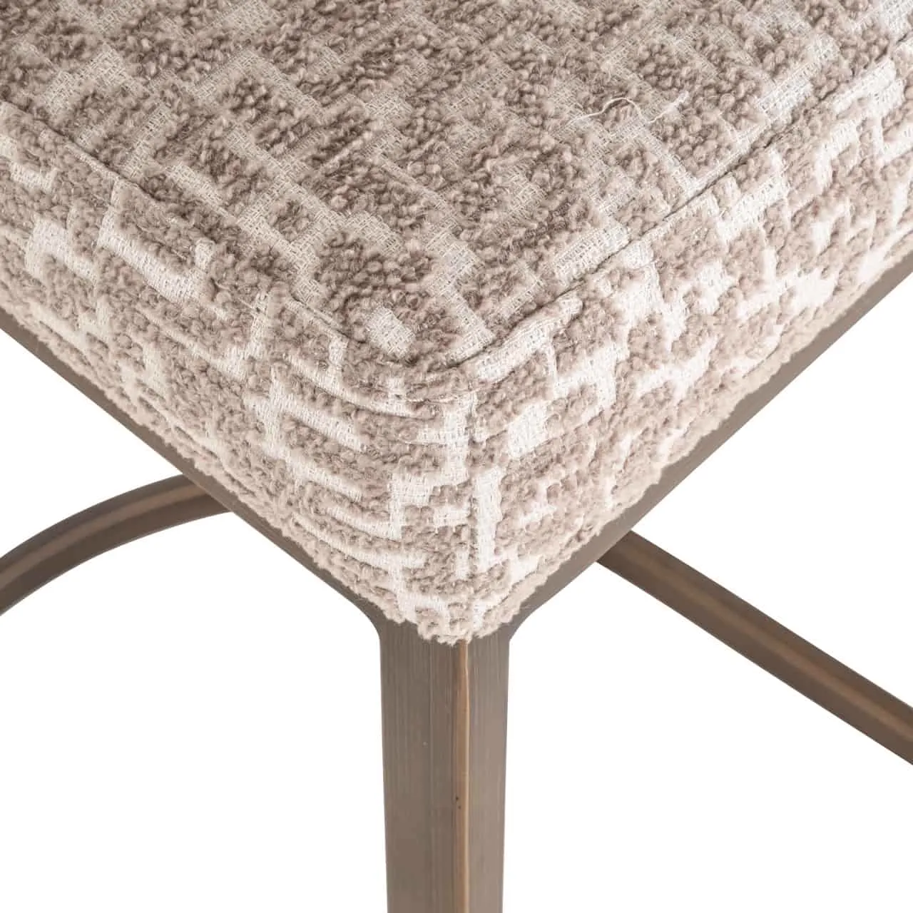 Nahaufnahme der Sitzfläche des Barhocker Bolton natural geo, mit dem gewebten Stoff und einem Bein - Richmond Interiors