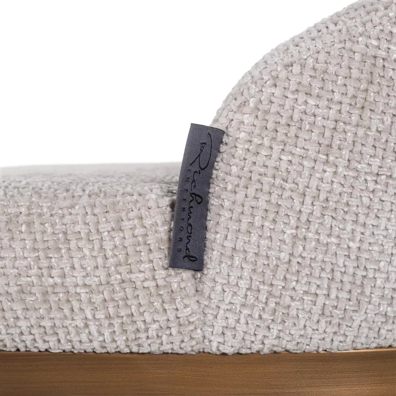 Detail des Barhockers Bolton natural renegade, mit Fokus auf die Stofftextur und das Markenetikett - Richmond Interiors