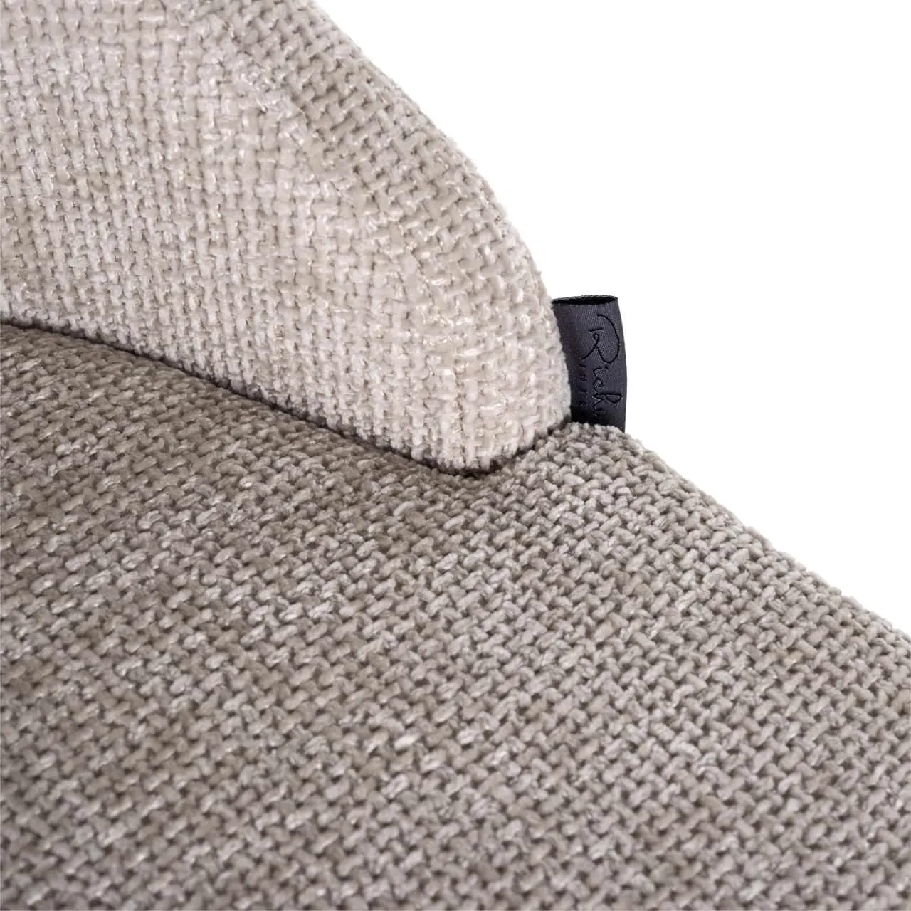 Nahaufnahme des Barhocker Bolton natural renegade, mit Fokus auf die Stofftextur und das Markenetikett - Richmond Interiors