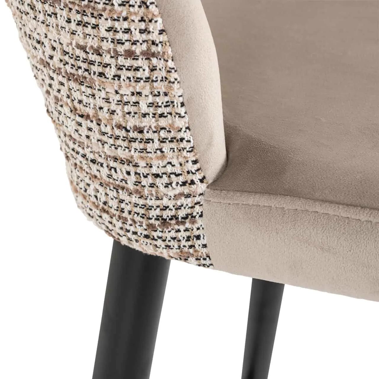Detail des Barhocker Tabitha mit Nahaufnahme des beigefarbenen Stoffs und des trendy nature Gewebes - Richmond Interiors