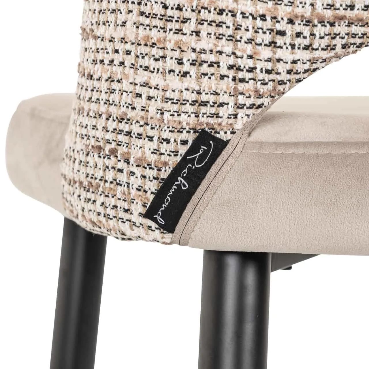 Detail des Barhockers Tabitha trendy nature fire retardant mit dem Richmond Interiors Etikett und der Polsterung