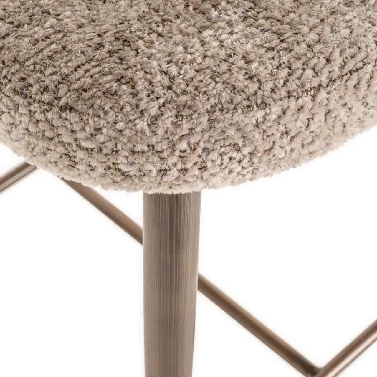 Nahaufnahme der Sitzfläche des Barhockers Delphine lovely nature fire retardant mit der Stoffstruktur und einem Teil des Metallbeins - Richmond Interiors