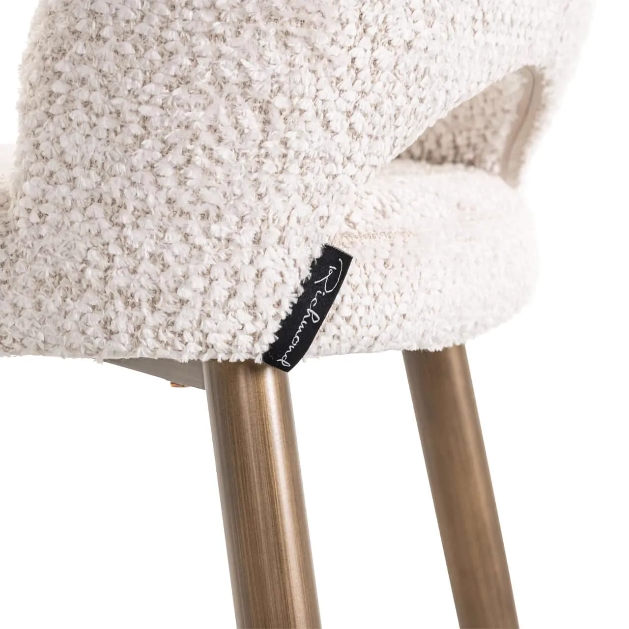 Detailaufnahme des Barhockers Delphine lovely cream mit einem Etikett von Richmond Interiors an der Seite