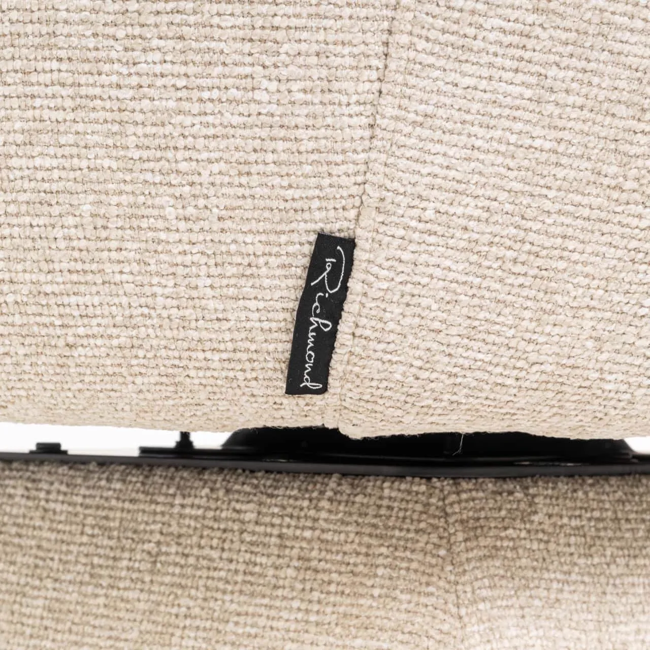 Close-up van de textuur van de stoffen bekleding van eetkamerstoel Quiriro biscotti swivel met het Richmond Interiors label
