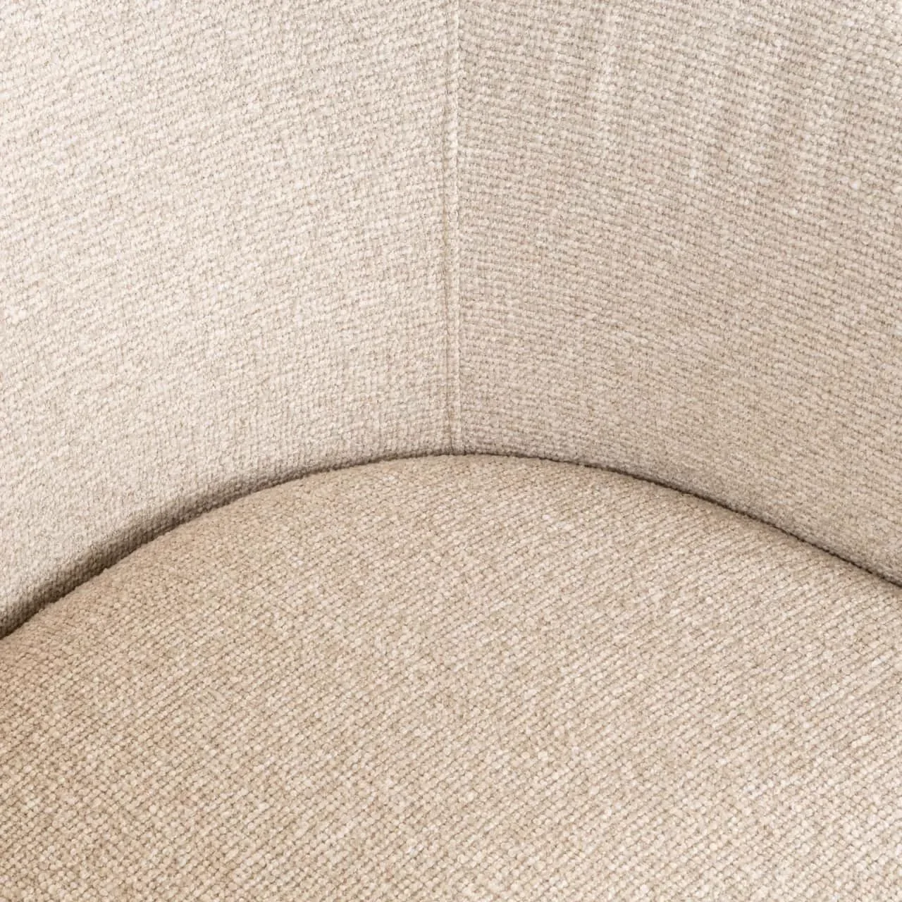 Nahaufnahme der Textur und Rundung der Sitzfläche des Esszimmerstuhls Quiriro Biscotti Swivel - Richmond Interiors