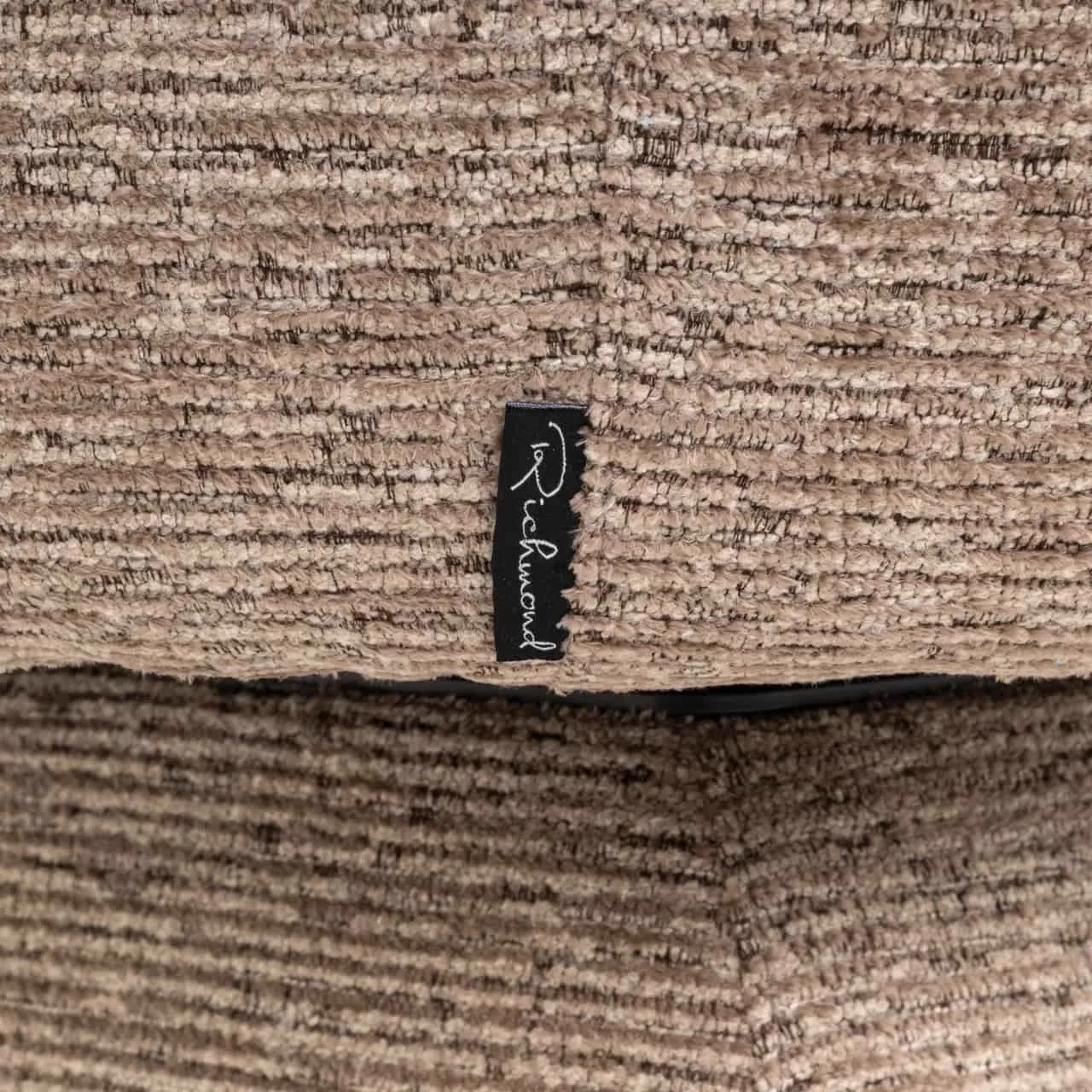 Detail van de Eetkamerstoel Quiriro mocca linear swivel, close-up van de zitting met label - Richmond Interiors