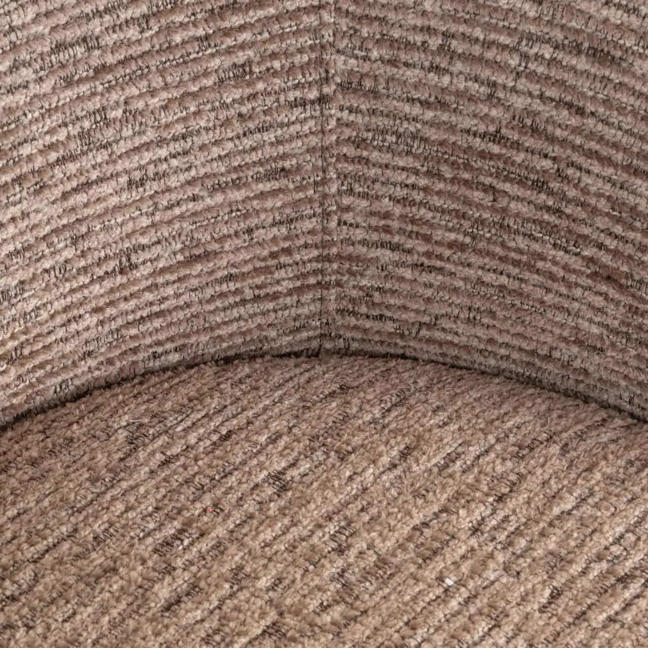 Detailopname van de Eetkamerstoel Quiriro mocca linear swivel, met focus op de textuur van de stof en de naad - Richmond Interiors