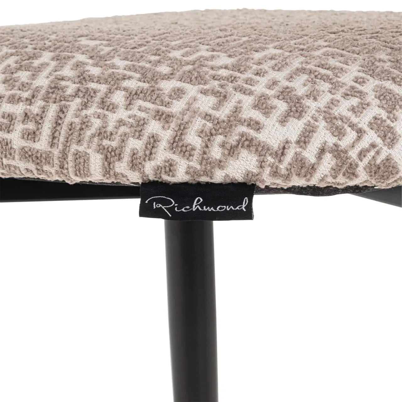 Nahaufnahme der Sitzfläche des Barhockers Dantes natural geo fire retardant mit dem Richmond Interiors Etikett