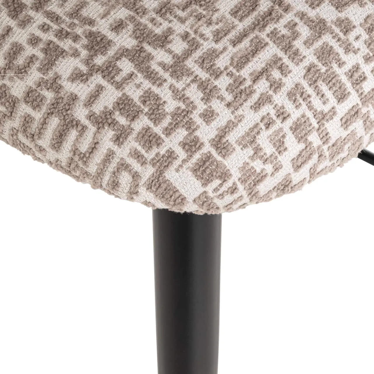 Detailansicht des Barhocker Dantes natural geo fire retardant, Nahaufnahme der Sitzfläche mit geometrischem Muster und einem schwarzen Stuhlbein - Richmond Interiors