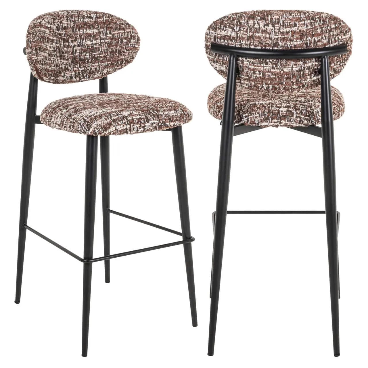 Zwei Barhocker Dantes hazel mit braun gewebter Sitzfläche und Rückenlehne, auf weißem Hintergrund stehend - Richmond Interiors
