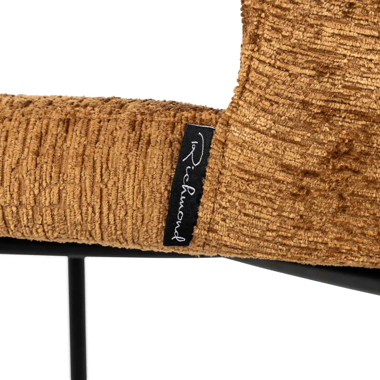 Nahaufnahme des Barhocker Darby Cognac Fusion, mit Fokus auf die gewebte cognacbraune Sitzfläche und das Richmond Interiors Etikett