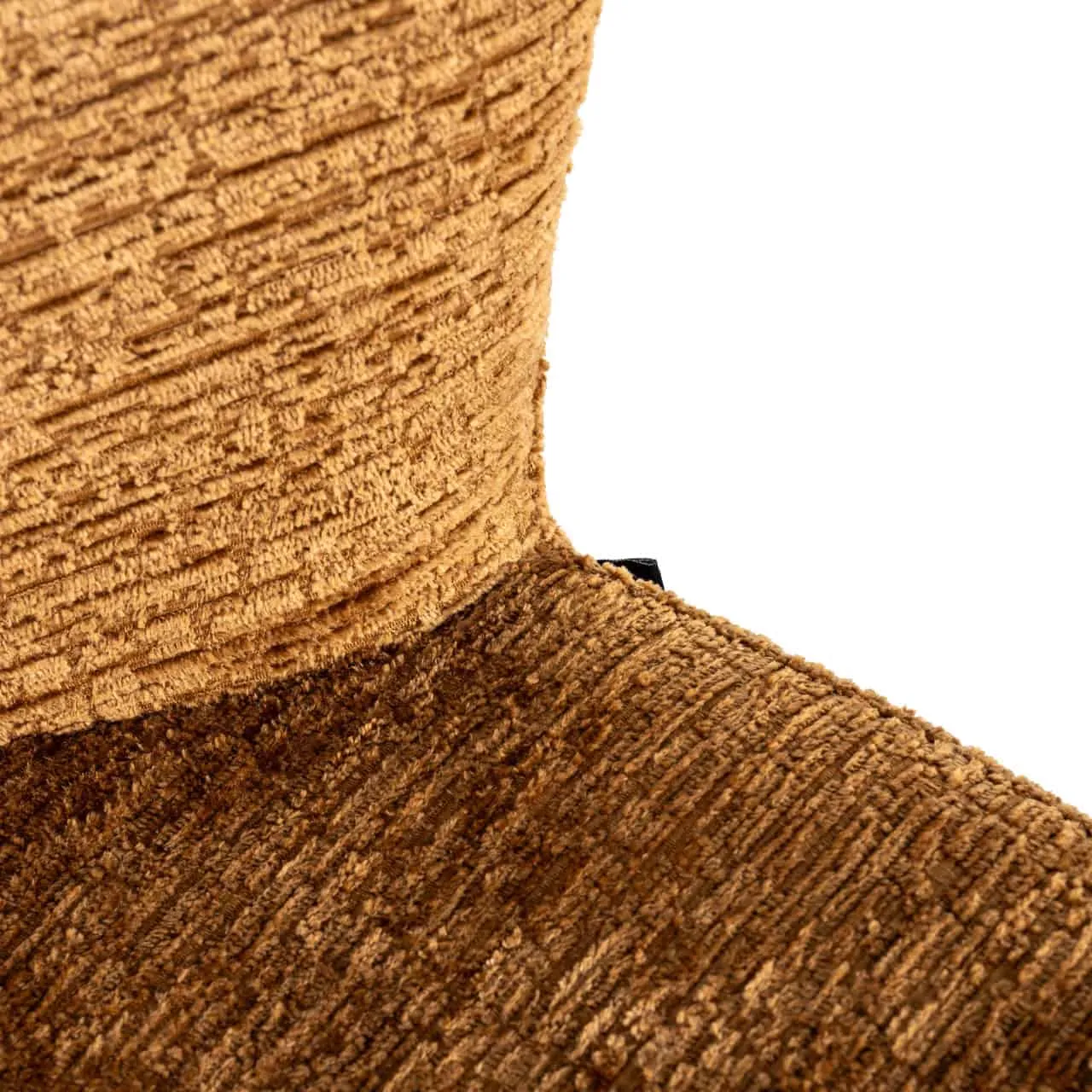Detailaufnahme des Barhocker Darby Cognac Fusion, mit der Textur der Polsterung und einem schwarzen Etikett - Richmond Interiors