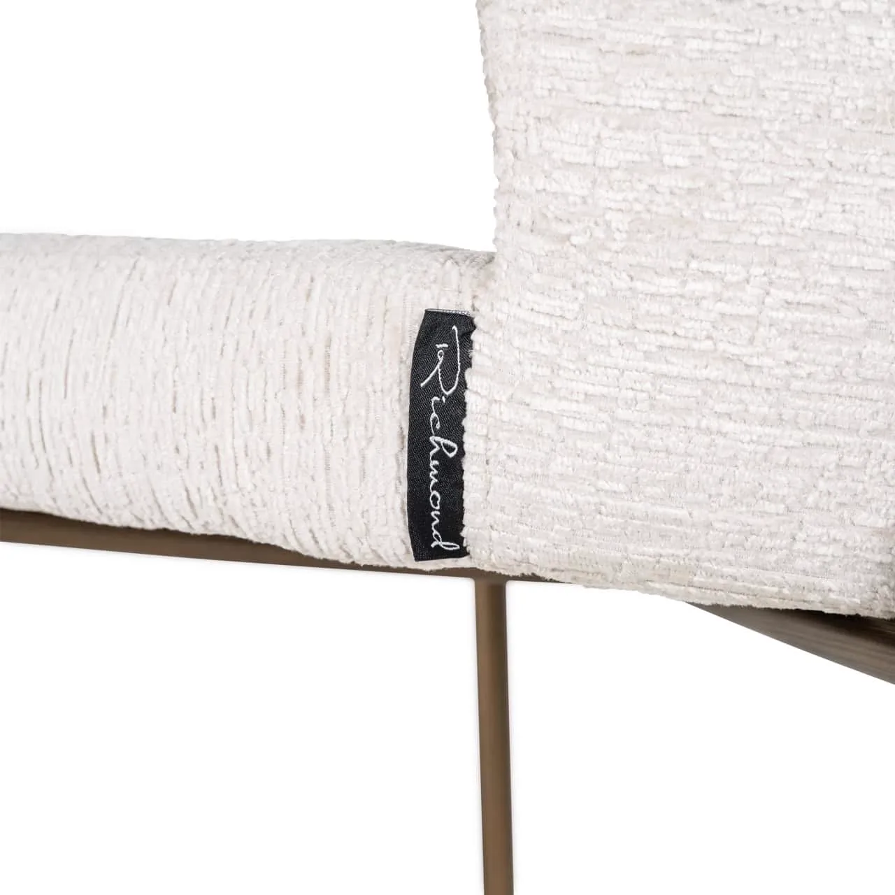 Detail des Barhockers Darby cream fusion, mit Nahaufnahme des cremefarbenen Gewebes und dem Richmond Interiors Etikett