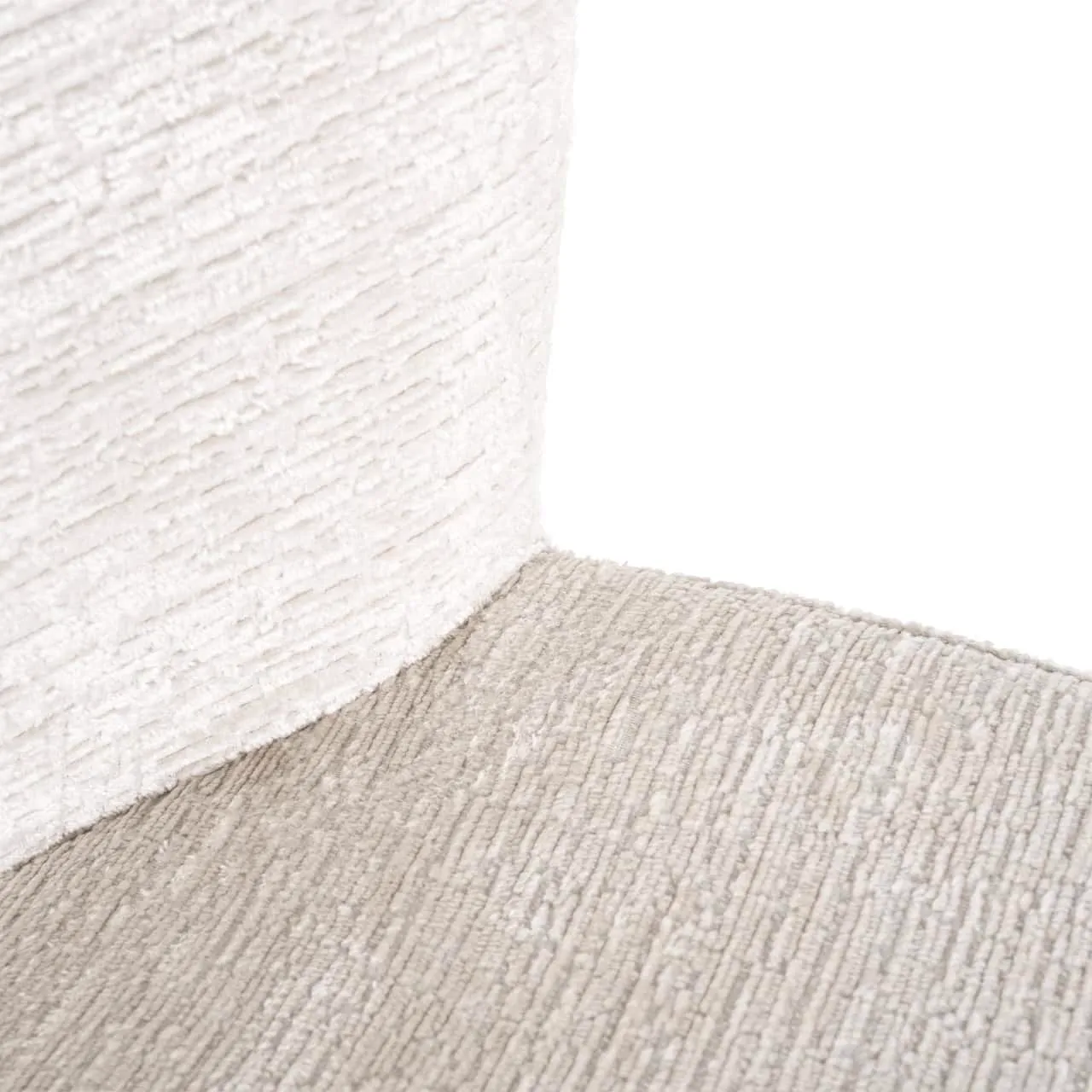 Detailaufnahme des Barhocker Darby cream fusion, mit Fokus auf die Textur des cremefarbenen Stoffes - Richmond Interiors
