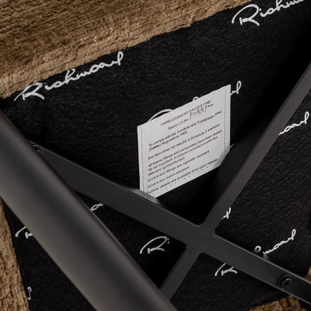 Nahaufnahme der Unterseite des Barhockers Taylor Brandy Fusion Fire Retardant mit Etikett und Metallrahmen - Richmond Interiors