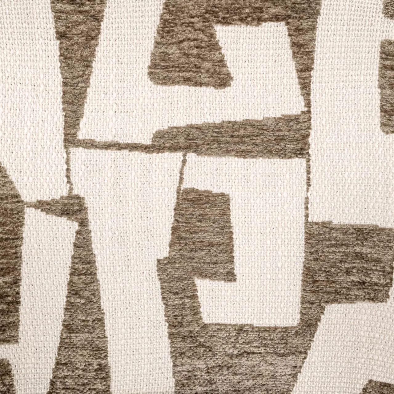 Nahaufnahme des Esszimmerstuhls Milly moss graffic swivel, mit Fokus auf das grafische Webmuster in Moos und Weiß - Richmond Interiors