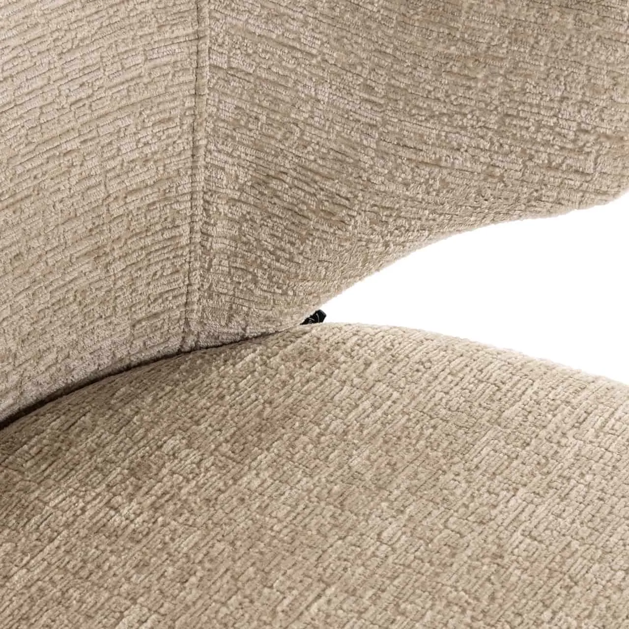 Close-up van de eetkamerstoel Xandra desert fusion fire retardant, met focus op de textuur van de stof en een naad - Richmond Interiors