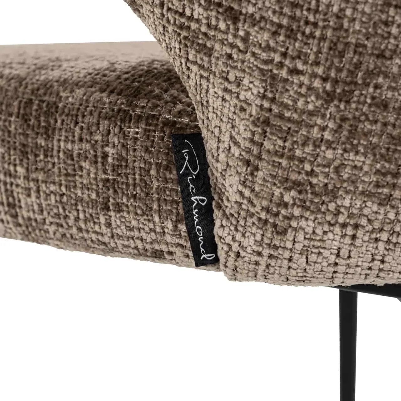 Detail des Esszimmerstuhls Xandra niagara stone fire retardant, mit Nahaufnahme des Stoffes und des Richmond Interiors Etiketts
