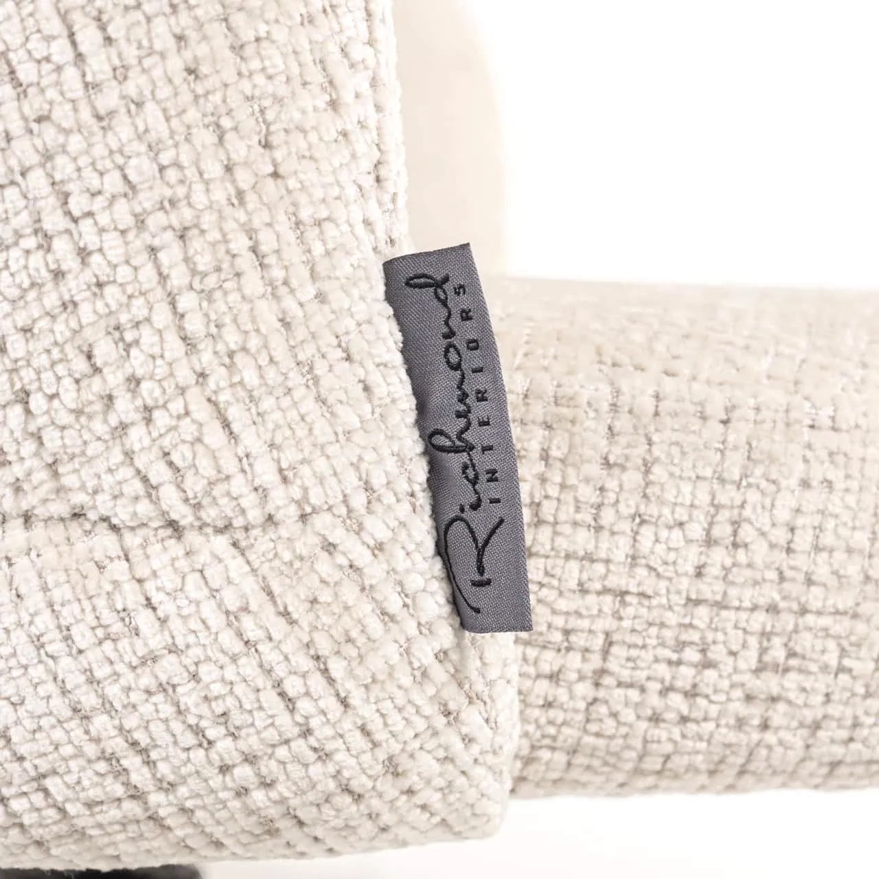 Detail van het beige weefsel en het Richmond Interiors label van eetkamerstoel Zendaya